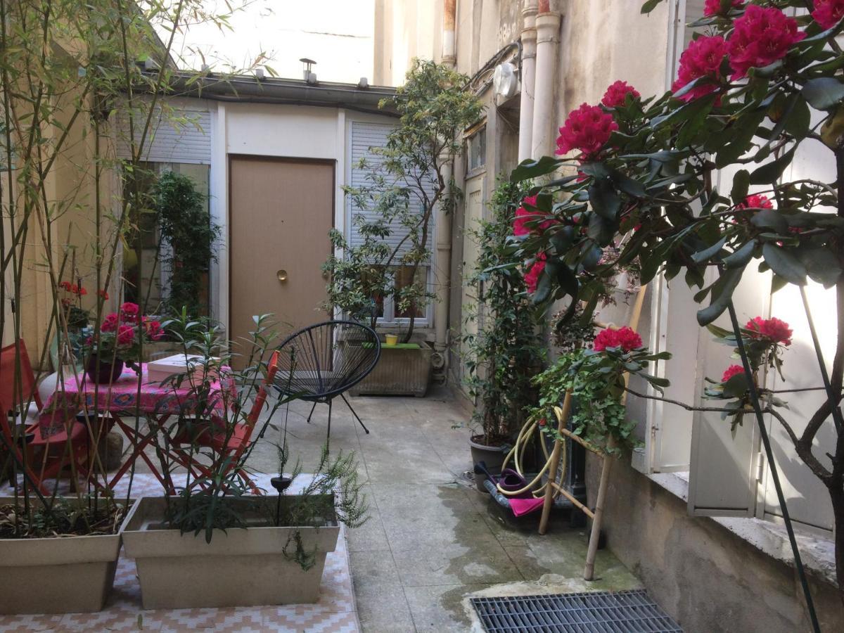 Studio "Maryline" Sejours Parisiens Abordables - Rez De Chaussee Sur Beau Patio Ombrage- Accessible Handcaps - Grand Canape-Lit Clic Clac 2 Places - Cuisine Equipee - Salle De Bains - 5 Minutes Du Metro Brochant Ligne 13,Bus 74 Et 31 Exterior foto